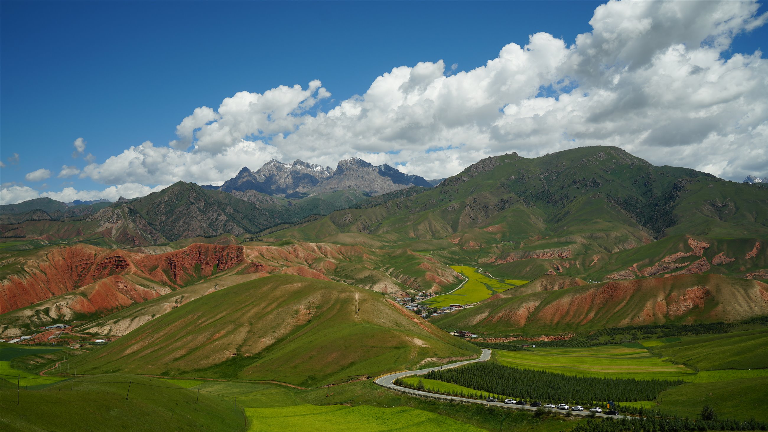 道路延伸向群山与云层